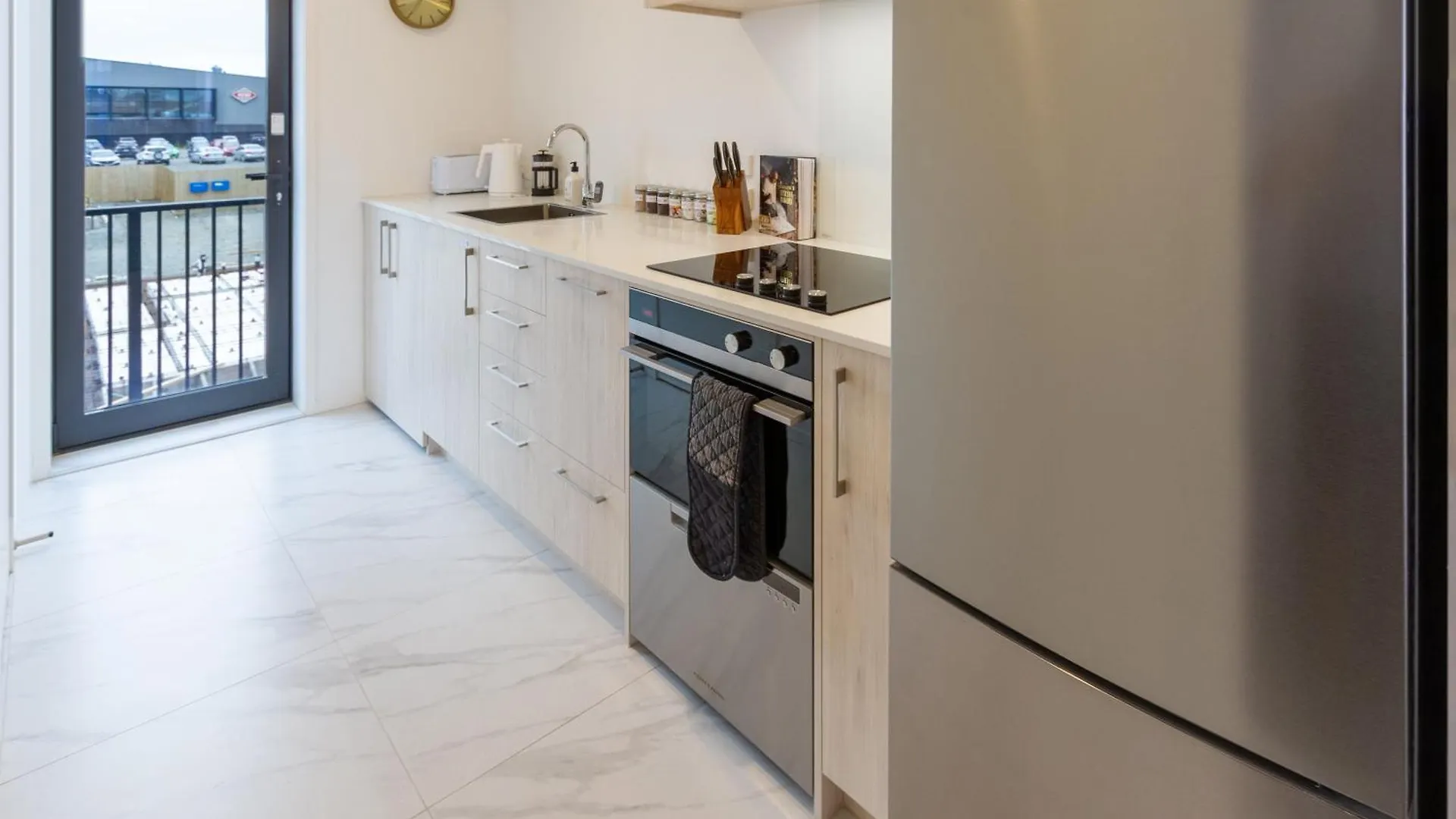 Urban Retreat At 8 Wilmer: Upper Level Studio Gem Christchurch