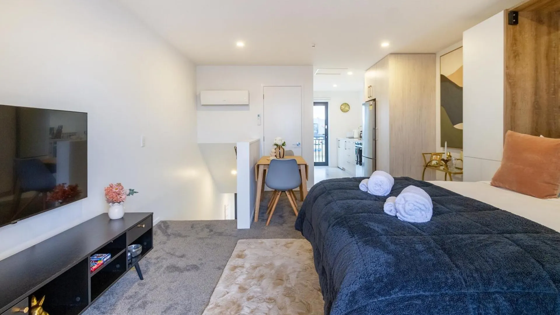 Apartment Urban Retreat At 8 Wilmer: Upper Level Studio Gem Christchurch New Zealand