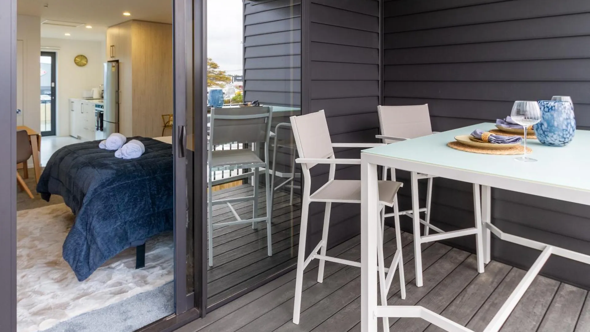 Urban Retreat At 8 Wilmer: Upper Level Studio Gem Christchurch Apartment