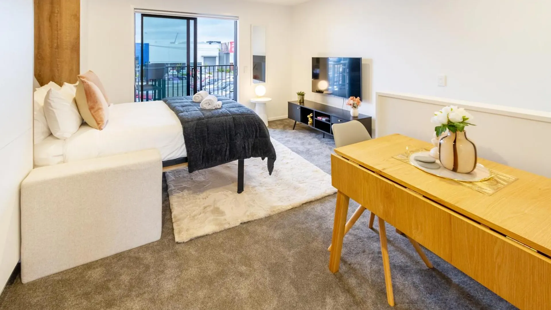 Urban Retreat At 8 Wilmer: Upper Level Studio Gem Christchurch